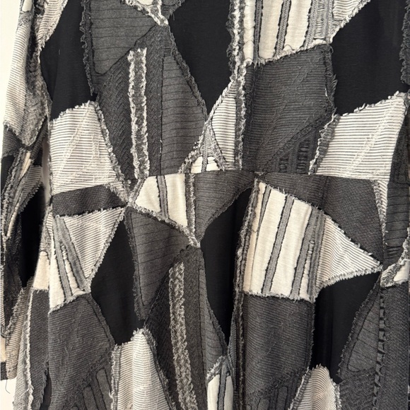 Patchwork black/white / gray throw jacket!
Ruffled front, handkerchief hem. - Picture 5 of 6
